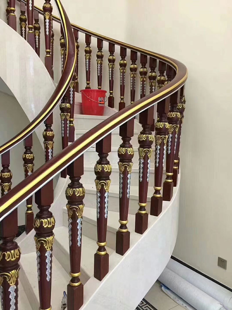 法式風格別墅室內(nèi)實木樓梯